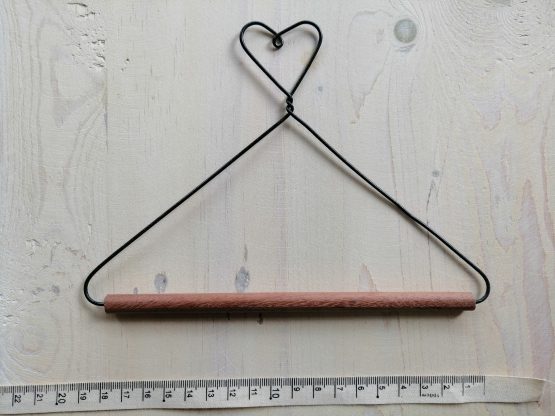 Gancho decorativo corazón con bolillo