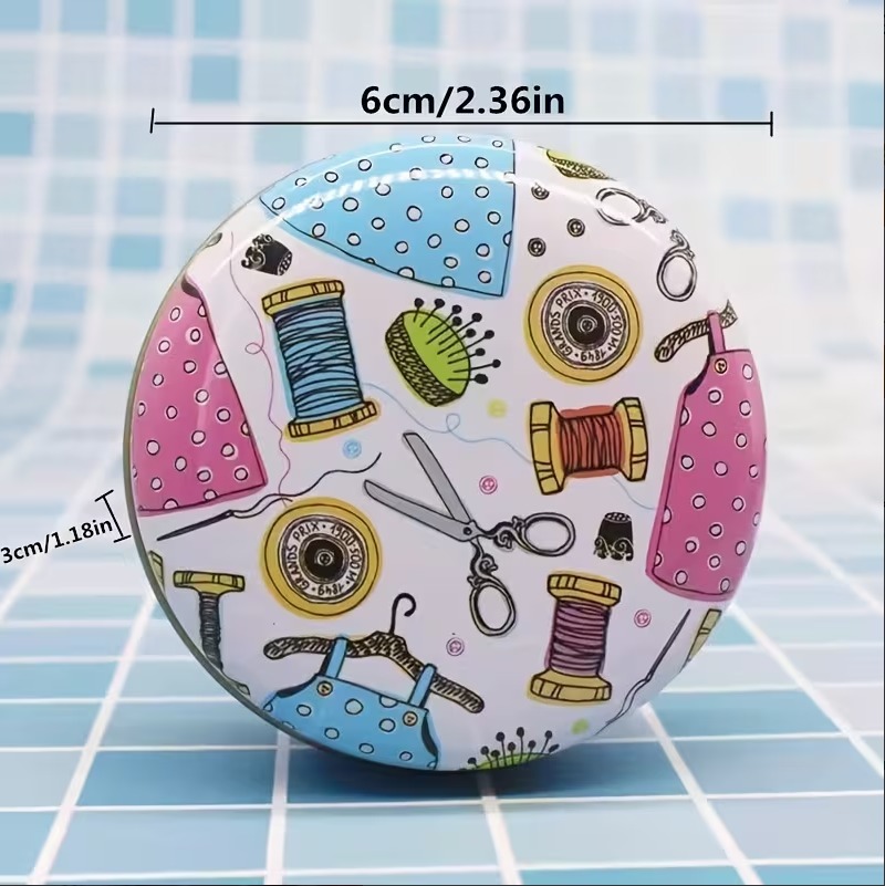 Caja Metálica Redonda para Costura – Diseño Sorpresa Aleatorio (6 cm) - Imagen 2