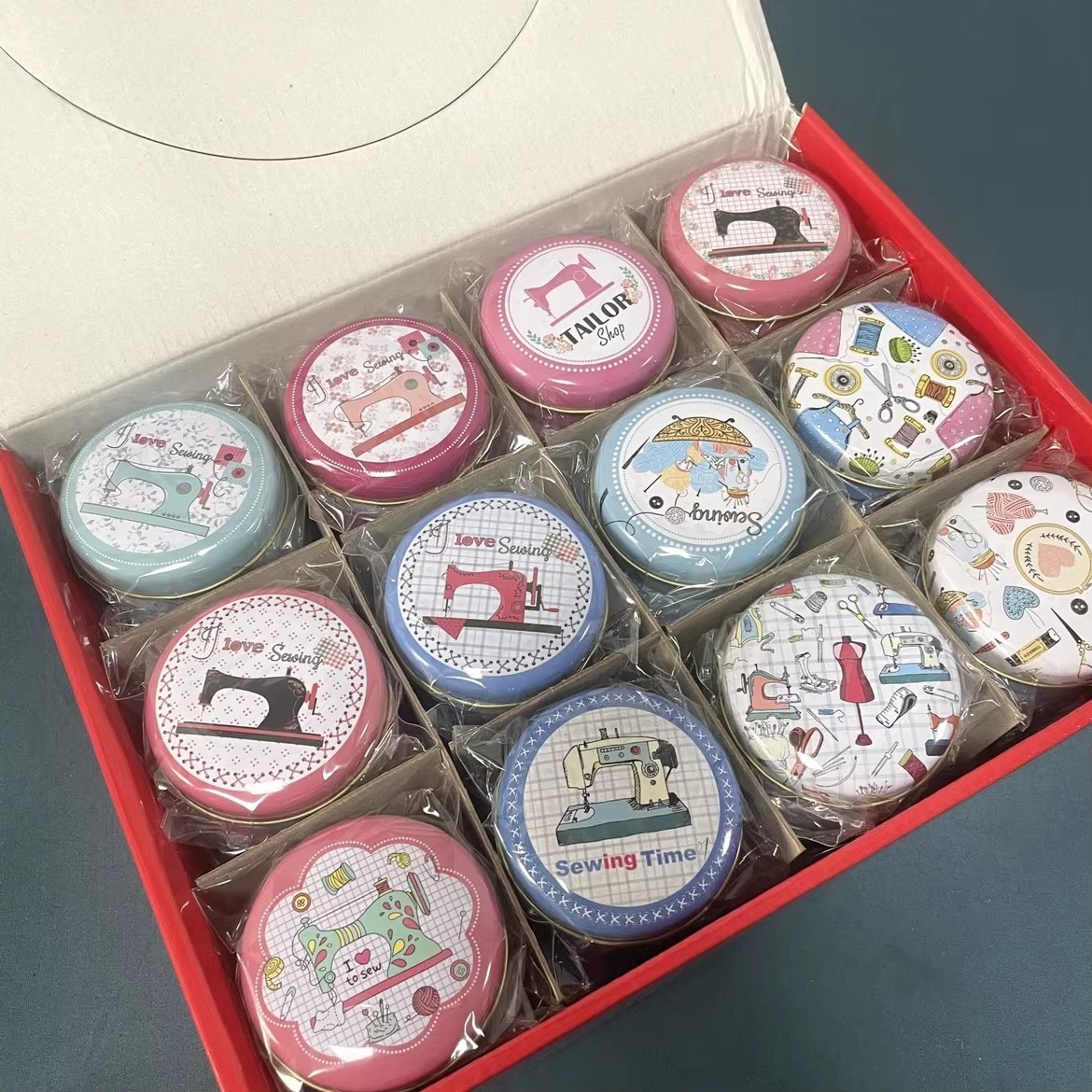 Caja Metálica Redonda para Costura – Diseño Sorpresa Aleatorio (6 cm) - Imagen 3