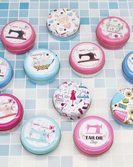 Caja Metálica Redonda para Costura – Diseño Sorpresa Aleatorio (6 cm)