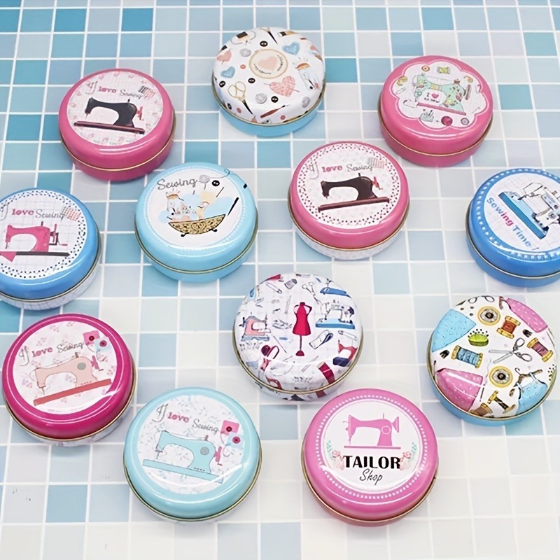 Caja Metálica Redonda para Costura – Diseño Sorpresa Aleatorio (6 cm)