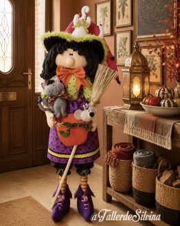 Scarlet, la Bruja Dulcera – Kit Decoración Grande para Entradas de Halloween en Paño Lency
