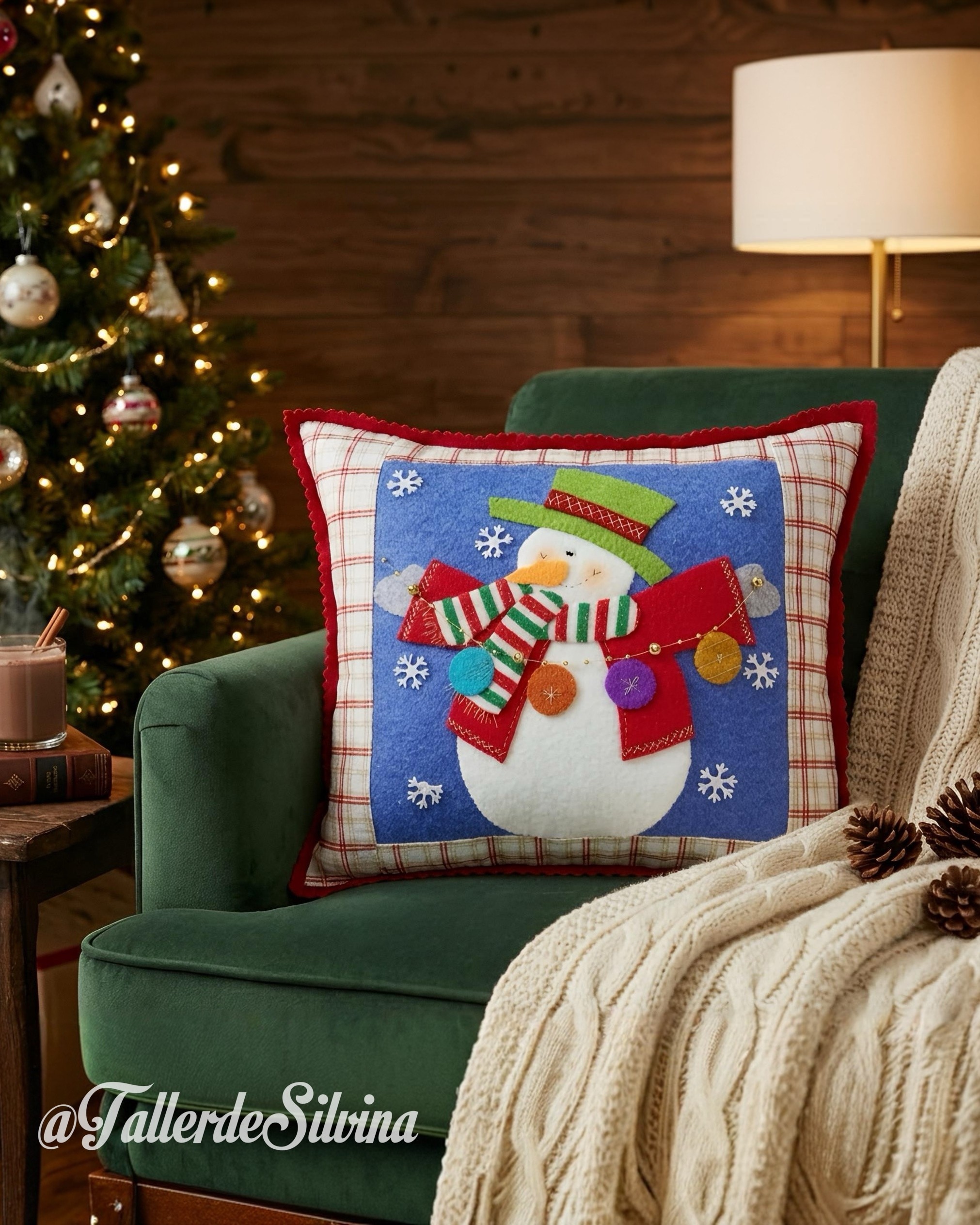 Cojín Cuadritos Nieve – Kit navideño en paño lency Cojín Cuadritos Nieve – Kit navideño en paño lency